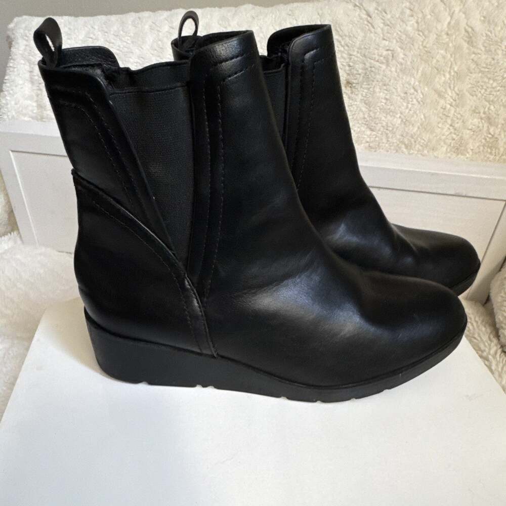 Taryn Rose Black Leather Ankle Bootie Wedge Mid Heel Round Toe - Size 9